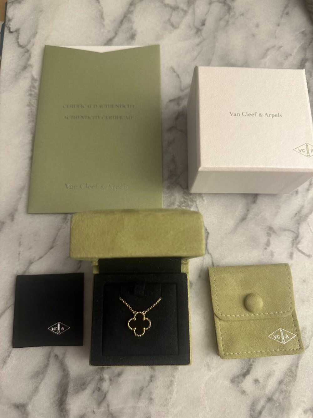 Van Cleef & Arpels Vintage Alhambra Necklace in Onyx and Yellow Gold - Picture 2 of 13